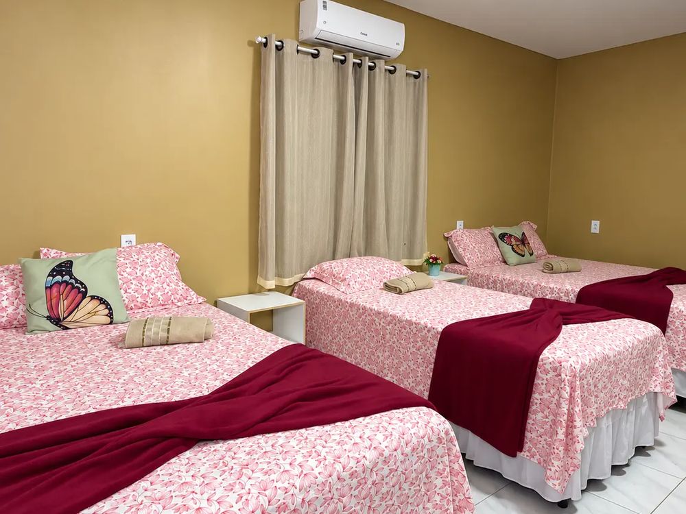 Quarto com três camas, ideal para família